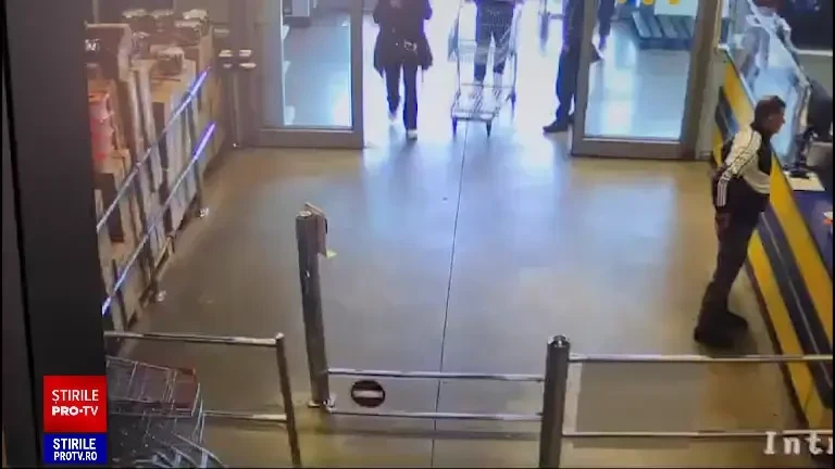 Cum au furat doi tineri mâncare și alcool dintr-un magazin din Sectorul 3. Au fost surprinși de camere de supraveghere