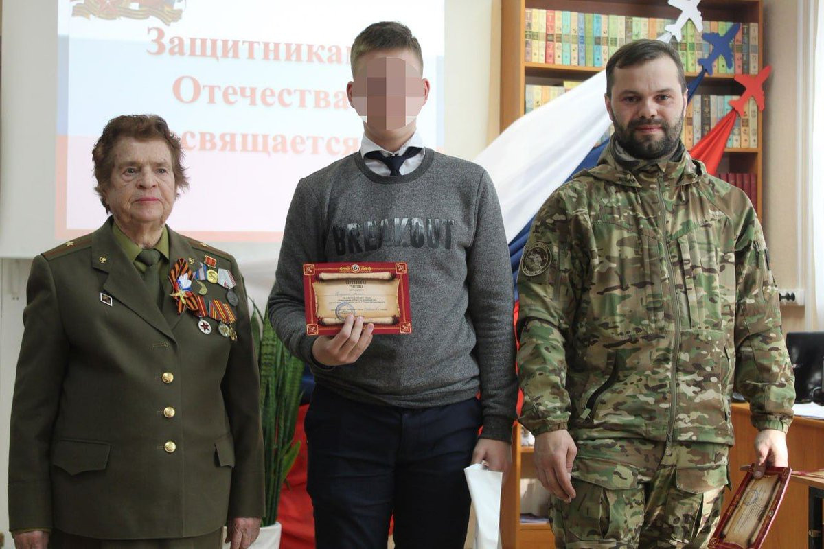 Un deținut rus devenit soldat, acuzat de violarea unor minore, îi învață pe copii despre patriotism. „Se plimbă liber”