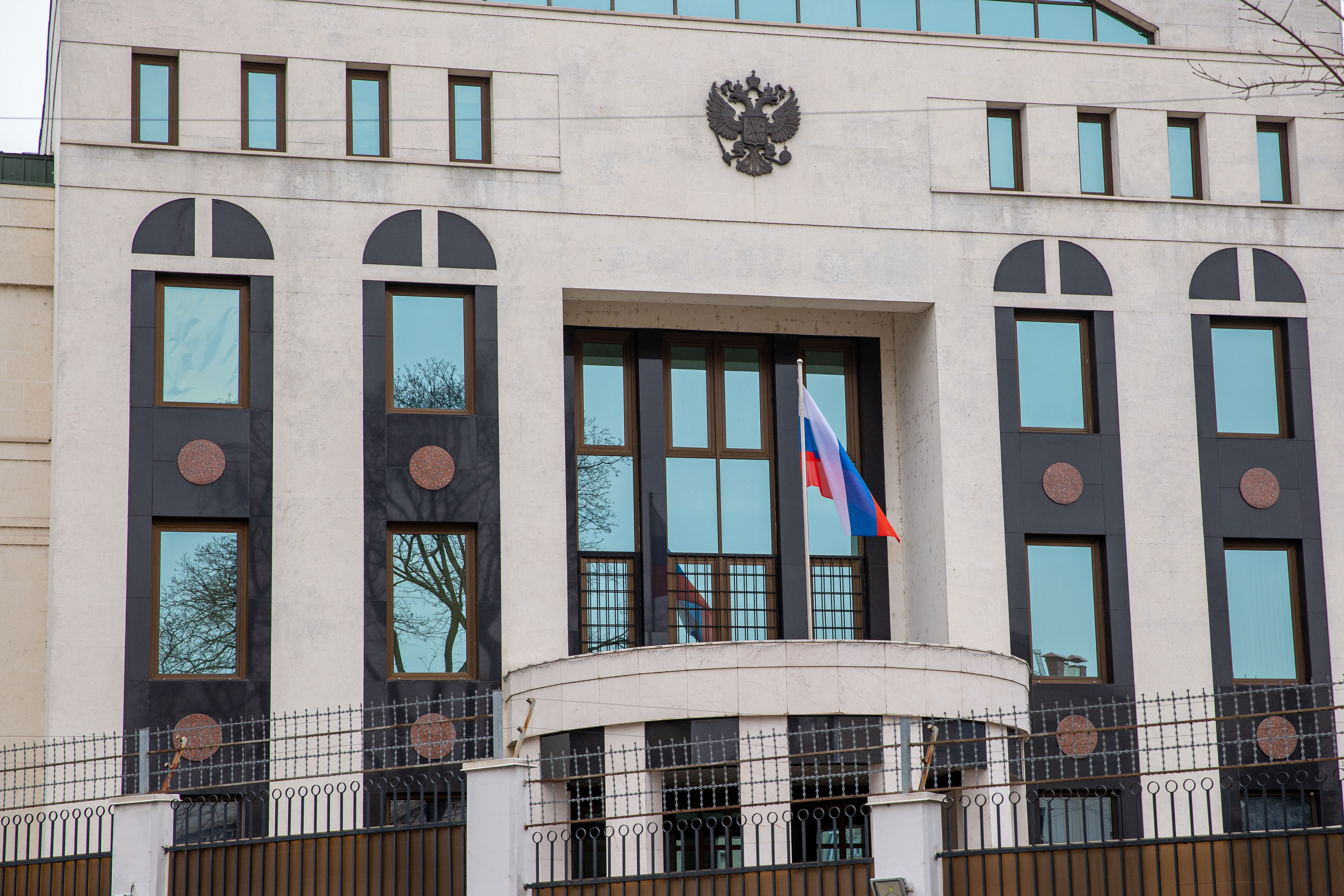 Alegeri prezidențiale în Rusia. Un bărbat a aruncat două bombe incendiare în curtea ambasadei ruse din Chişinău