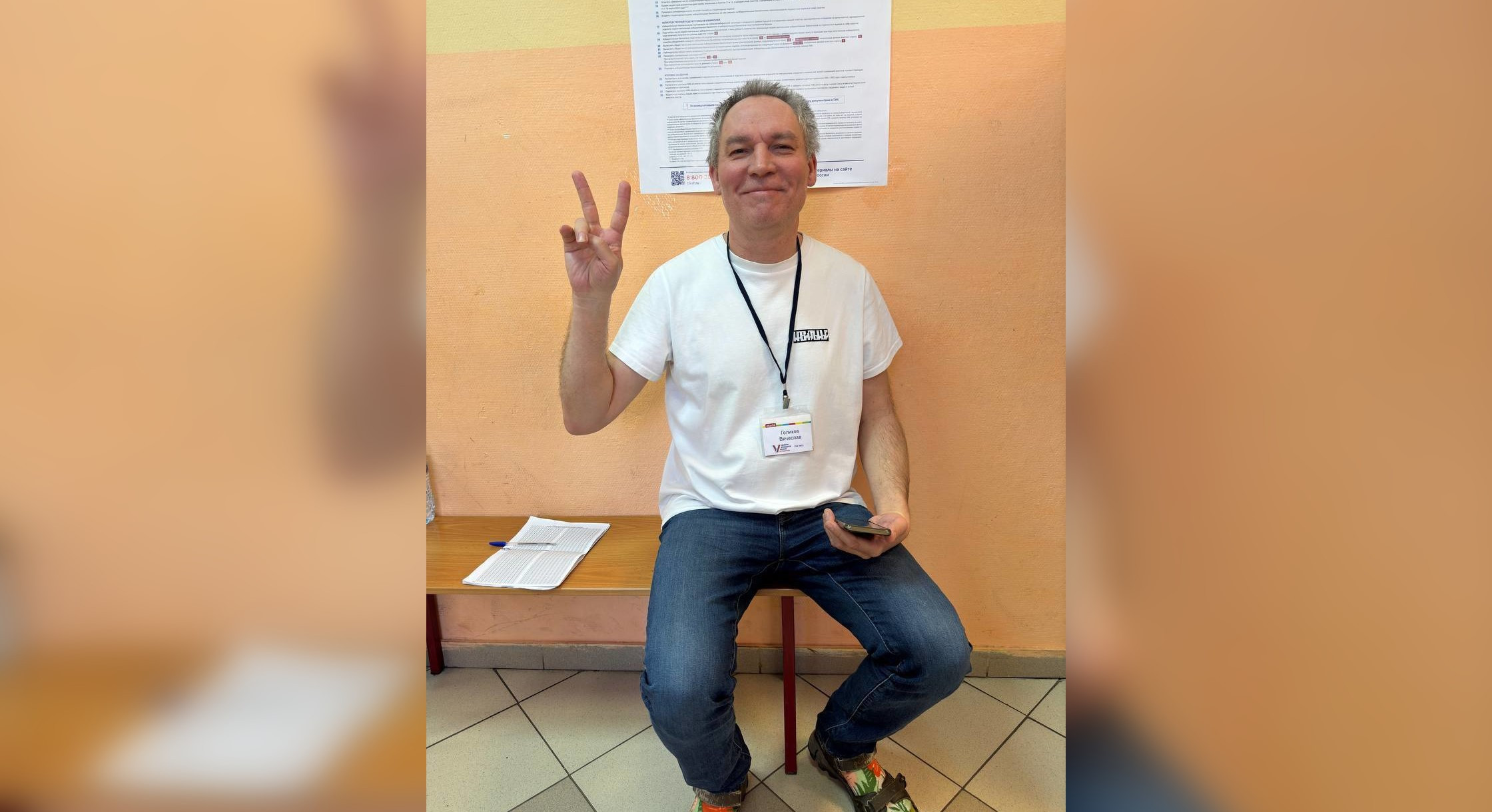 Un membru al unei comisii electorale din Moscova a fost reținut pentru îmbrăcămintea sa. Ce era scris pe tricou | VIDEO