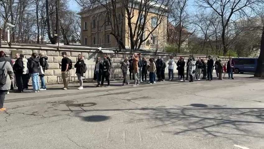 VIDEO. Coadă simbolică de protest în fața ambasadei Rusiei de la București: ”Am venit să votez împotriva lui Putin”