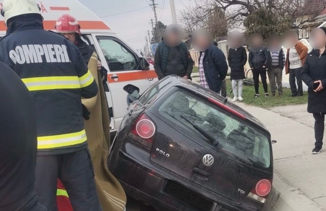 Accident în Botoșani. O femeie a murit, iar o alta a fost rănită după ce au intrat cu mașina într-un cap de pod