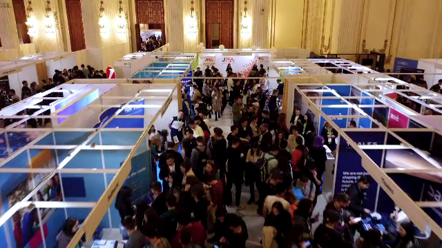 Mii de tineri au participat la un târg de joburi în București. Care este locul de muncă cel mai disponibil anul acesta