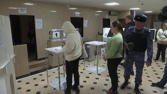 Rușii au votat cum le-au ordonat soldații înarmați: ”Țara noastră va merge înainte, spre noi succese”