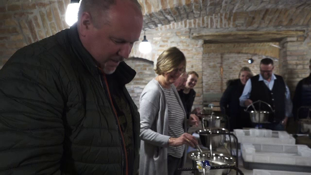 Turiștii străini care ajung în județul Mureș pot lua lecții de preparare a cașului. „Nu e atât de ușor precum pare”