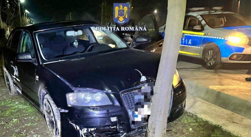 Un băiat fără permis a intrat cu mașina furată într-un copac, fugind de poliție, în Constanța. Acțiunea nu se oprește aici