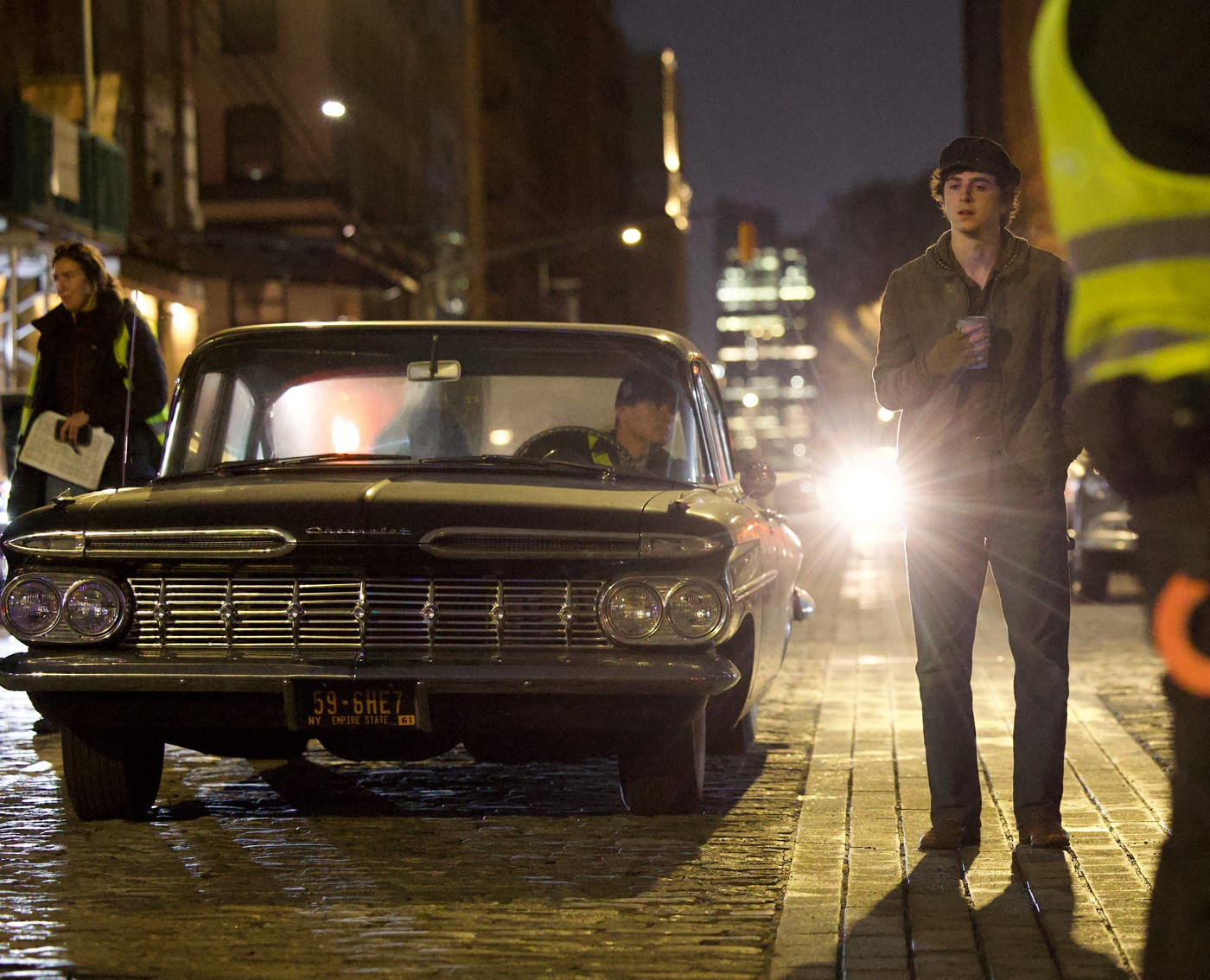 Timothée Chalamet îl va interpreta pe Bob Dylan într-un film biografic. Cum a fost surprins pe platourile de filmare. FOTO