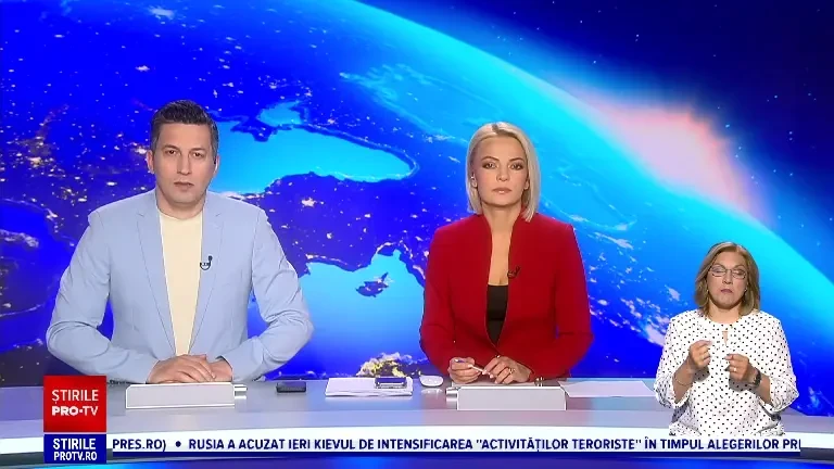 Turiștii care vor să viziteze Cetatea Devei urcă pe jos deși există o telecabină nou-nouță care urcă până acolo