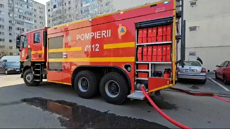 Incendiu la un apartament din Constanța. O bătrână a ajuns la spital. Zeci de persoane evacuate