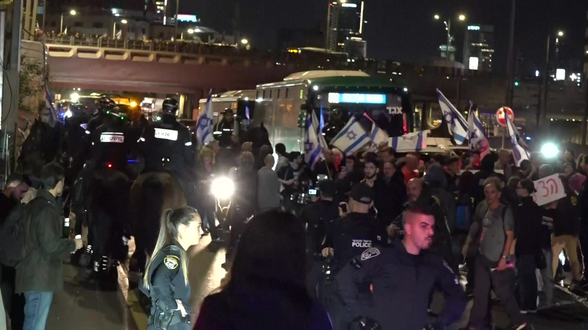 VIDEO. Proteste violente în Tel Aviv. Manifestanții au cerut demisia lui Netanyahu, poliția a folosit tunuri cu apă