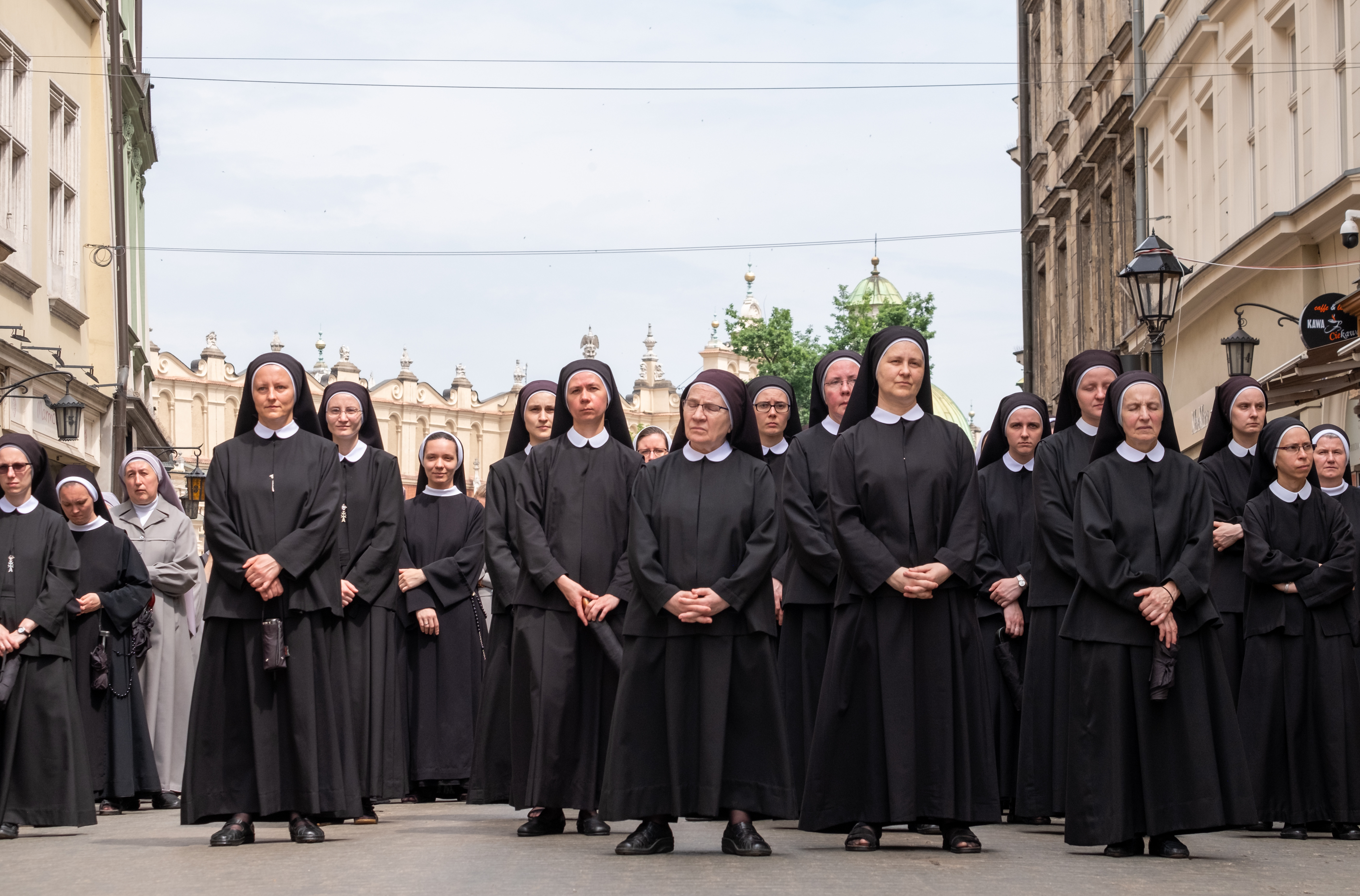 Un român care a furat dintr-o biserică din Italia a fost prins după ce a fost fugărit pe străzi de călugărițe