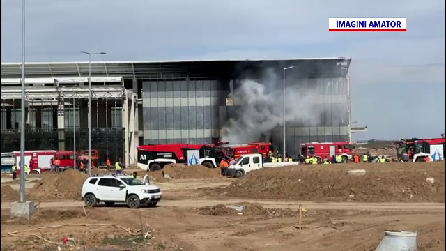Incendiu la o hală a aeroportului din Craiova, unde au ars materiale de construcţie