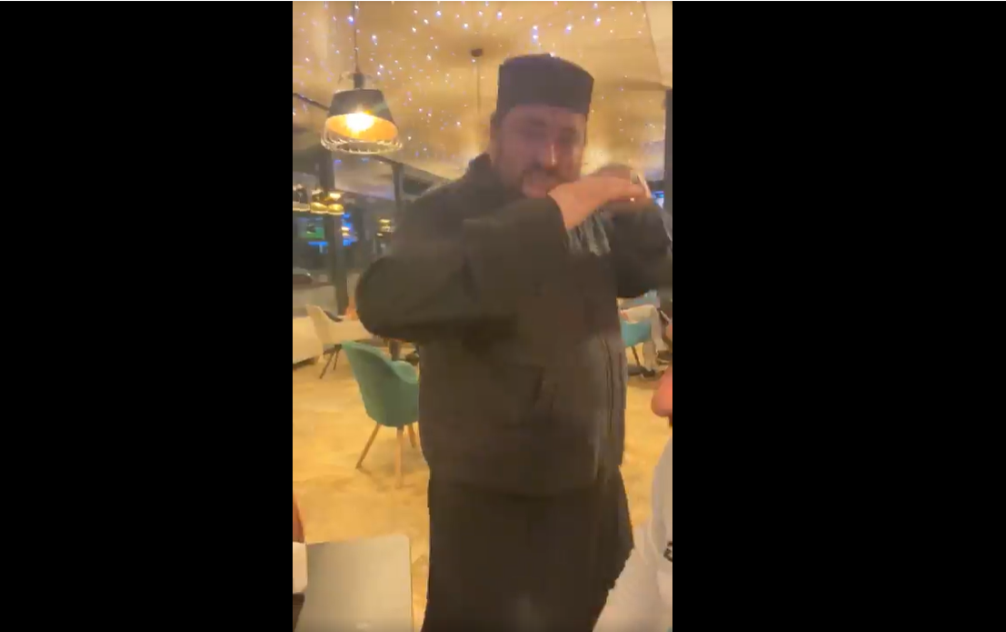 ”Călugărul ninja” din Focșani, scos afară cu forța dintr-un local după ce a făcut scandal: ”Te împușc!” VIDEO