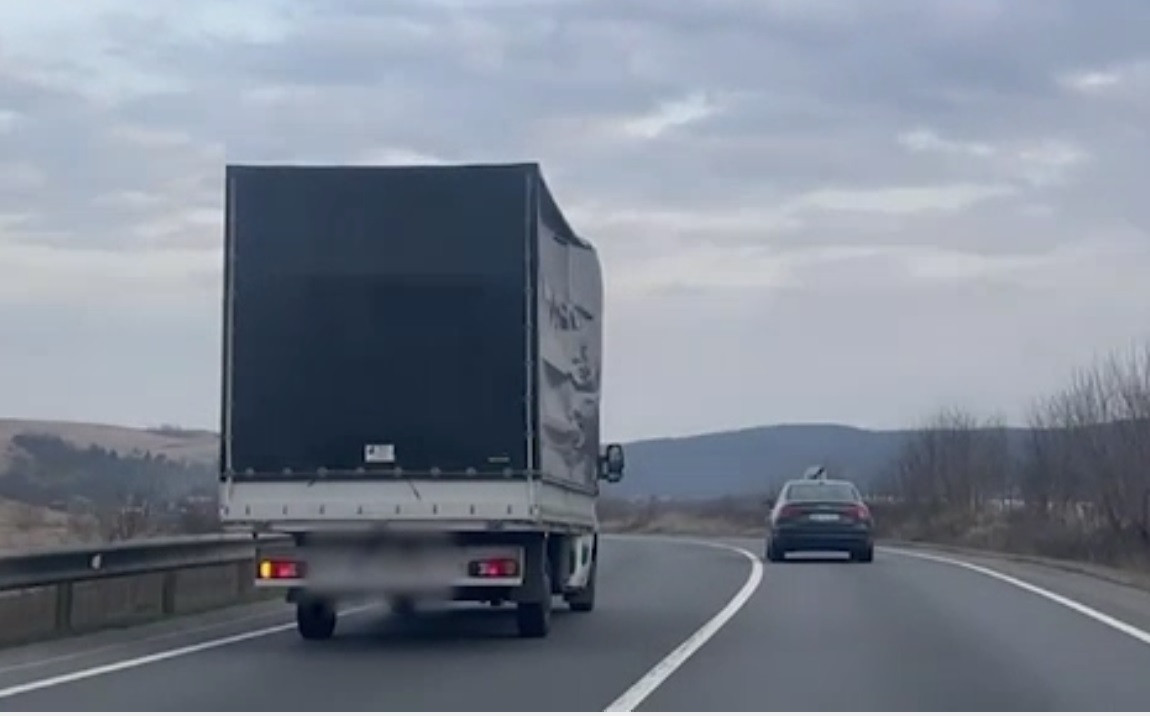 Șofer inconștient, slalom cu camioneta printre mașini, pe o șosea din Cluj. Imagini revoltătoare surprinse în trafic