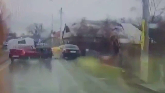 Patru mașini s-au izbit ca niște popice în Bacău. Șase persoane au fost rănite. Accidentul a fost filmat