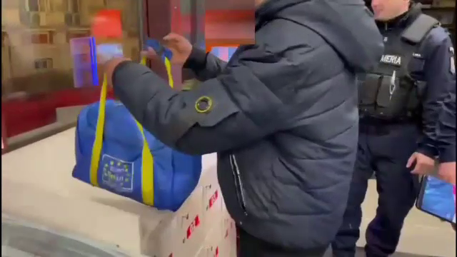 Un hoț nepriceput s-a dat de gol în fața unor jandarmi, în gara din Bacău. Ce ascundea bărbatul în geantă