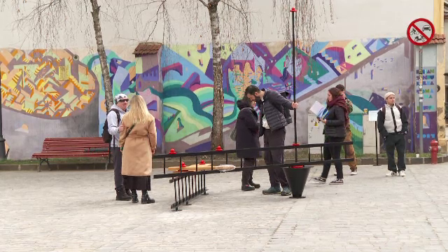 Banca mobilă care apropie oamenii, noul mobilier urban din centrul istoric al Brașovului. ”Un prilej pentru a cunoaște”