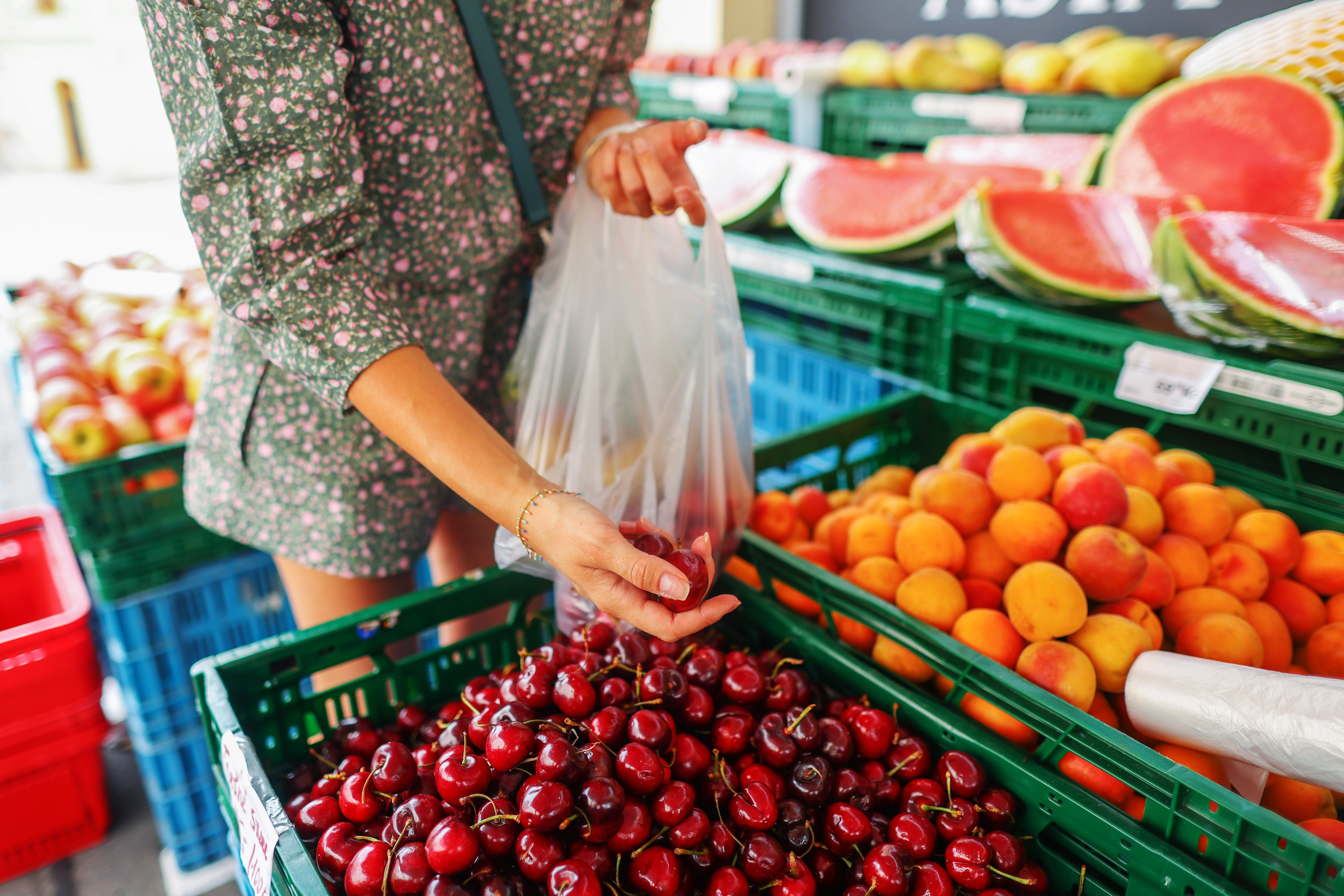 Cireșele din Constanța sunt mai scumpe ca aurul. Cei care nu-și permit pot lua pepeni cu ”doar” 200 lei