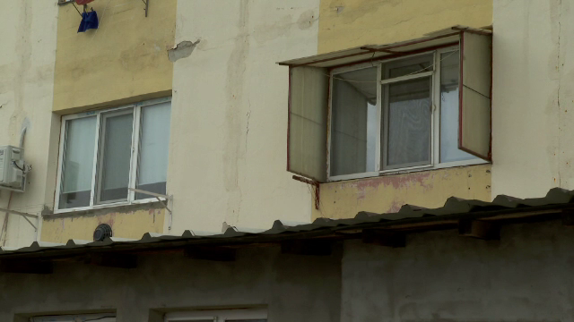 Ce se întâmplă cu femeia care a sărit de la etajul patru ca să scape de soțul care o bătea