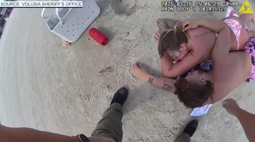 Pățania unui cuplu care a adormit pe plajă. Motivul pentru care femeia și bărbatul au fost arestați