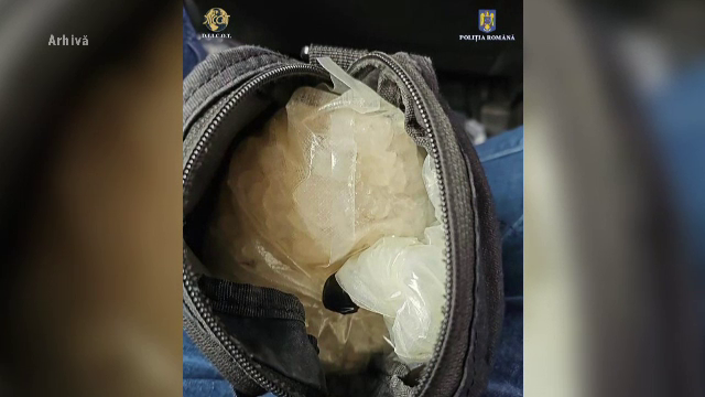 Percheziții la traficanți de droguri. Ar fi vândut în zonele rurale din vestul ţării canabis și anfetamină