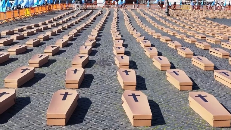 O "mare" de sicrie a apărut într-una dintre cele mai frumoase pieţe din Roma | VIDEO