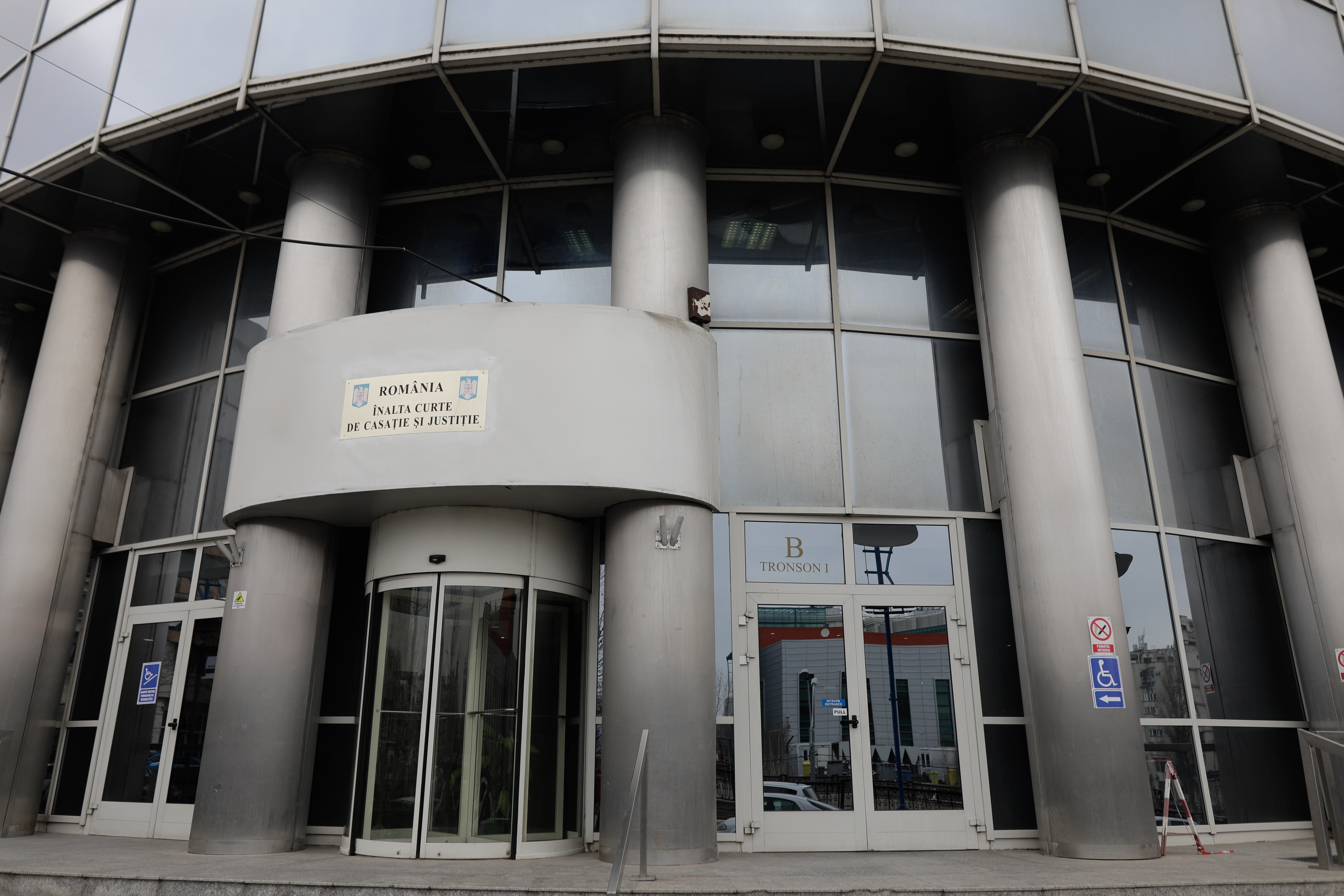 Procurorul militar Bogdan P&icirc;rlog răm&acirc;ne cu salariul tăiat după criticile aduse sistemului judiciar. Decizia, luată de &Icirc;CCJ