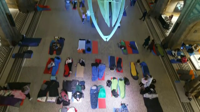 Muzeul de istorie naturală de la Londra a invitat oamenii să rămână pe timpul nopții și să doarmă printre dinozauri