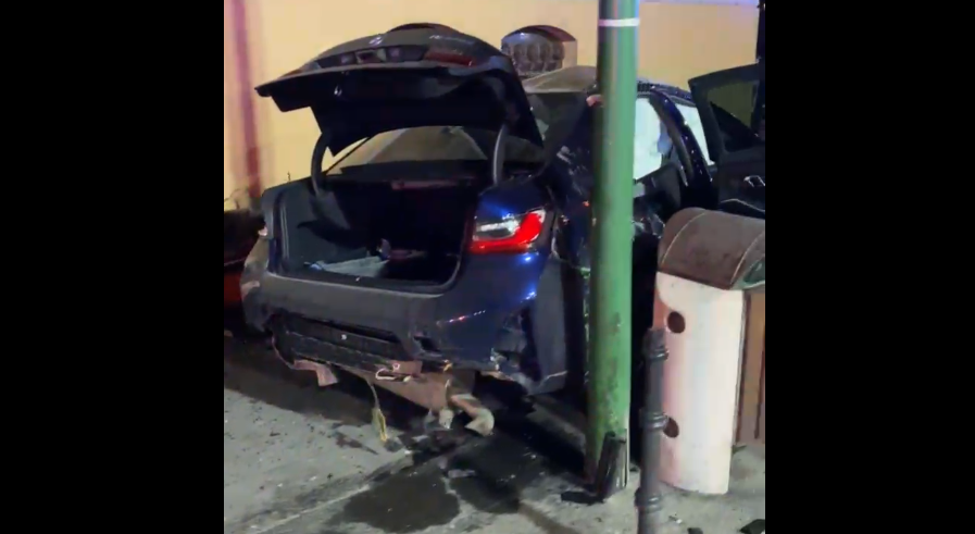 Un tânăr care a pierdut controlul mașinii a reușit să doboare un stâlp și bănci, în Brașov. S-a oprit cu mașina în primărie