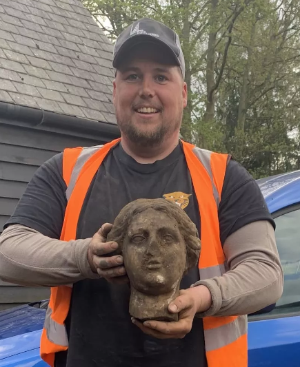 Descoperirea incredibilă făcută de un muncitor în timpul unor lucrări pentru o parcare. Datează din primele secole | FOTO