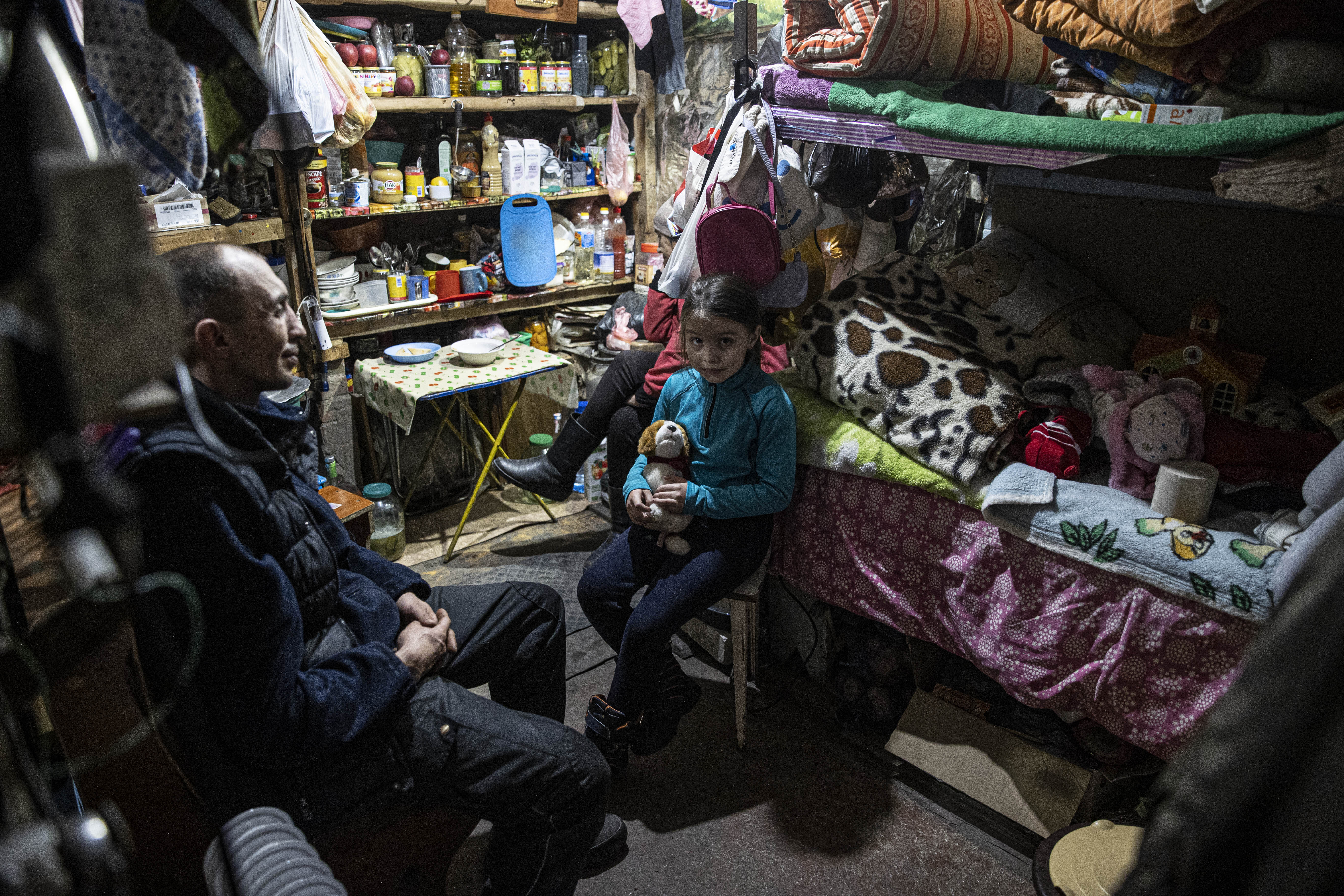 Orașul apocaliptic din Ucraina unde spionii lui Putin împart copiilor dulciuri otrăvite. Toată lumea știe asta în Liman