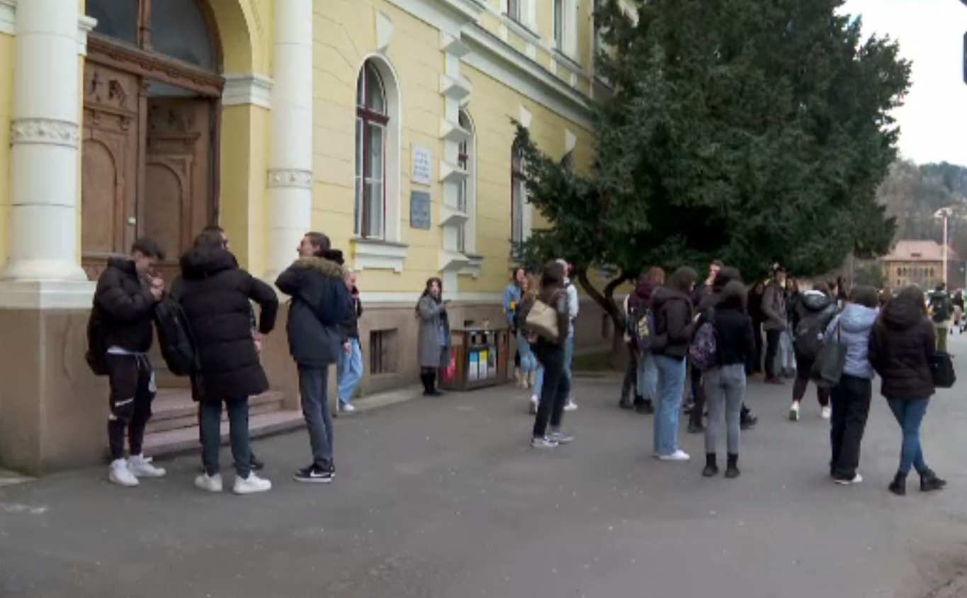 Universitățile pot mări taxele doar cu rata inflației, pe parcursul unui ciclu de studii. E lege votată în Parlament