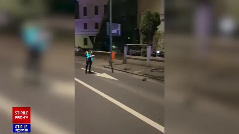 Un tânăr care a pierdut controlul mașinii a reușit să doboare un stâlp și bănci, în Brașov. S-a oprit cu mașina în primărie