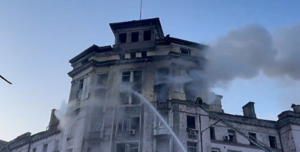 Explozii în centrul Kievului. „Resturi de rachete” au căzut pe o clădire rezidențială. Mai multe mașini au luat foc. VIDEO