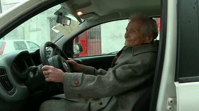 Șoferița de 104 ani care a rămas fără mașină merge cu bicicleta acum. Secretul longevității: fără grăsimi și fără bărbați