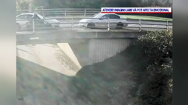 Momentul în care un motociclist este lovit de două mașini. O altercație în trafic a dus la un gest premeditat