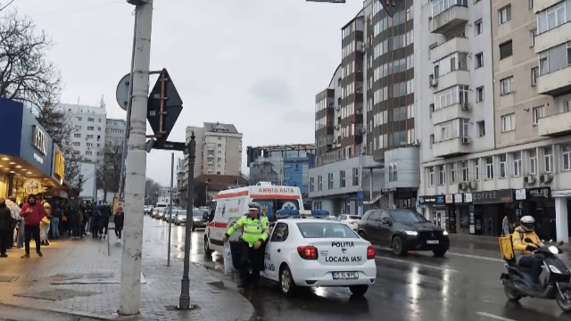 Un bărbat din Iași a fost bătut de un individ într-o stație de autobuz. Victima a fost lăsată inconștientă
