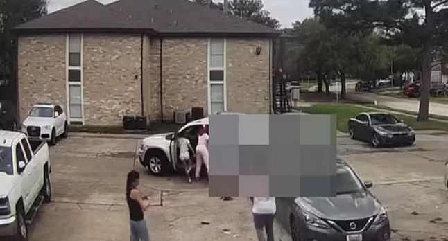 Un copil a murit după ce a fost lovit cu mașina de un șofer care nu l-a văzut. Bărbatul, luat la bătaie de familie. VIDEO