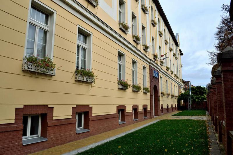 Peste 800 de elevi și profesori, evacuați dintr-un liceu din Bistrița, după ce a fost semnalat miros de gaz