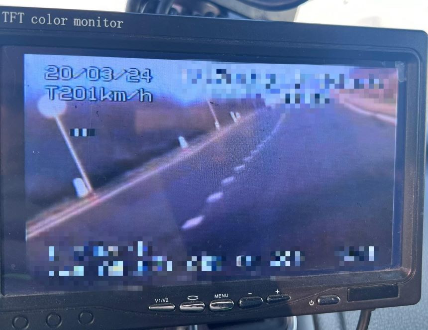 Un șofer a rămas fără permis după ce a fost prins gonind cu 201 km/h pe un drum din Dolj