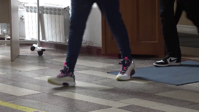 Patru băieți de liceu din Galați s-au fotografiat în ipostaze indecente cu o fată. Pozele au fost distribuite