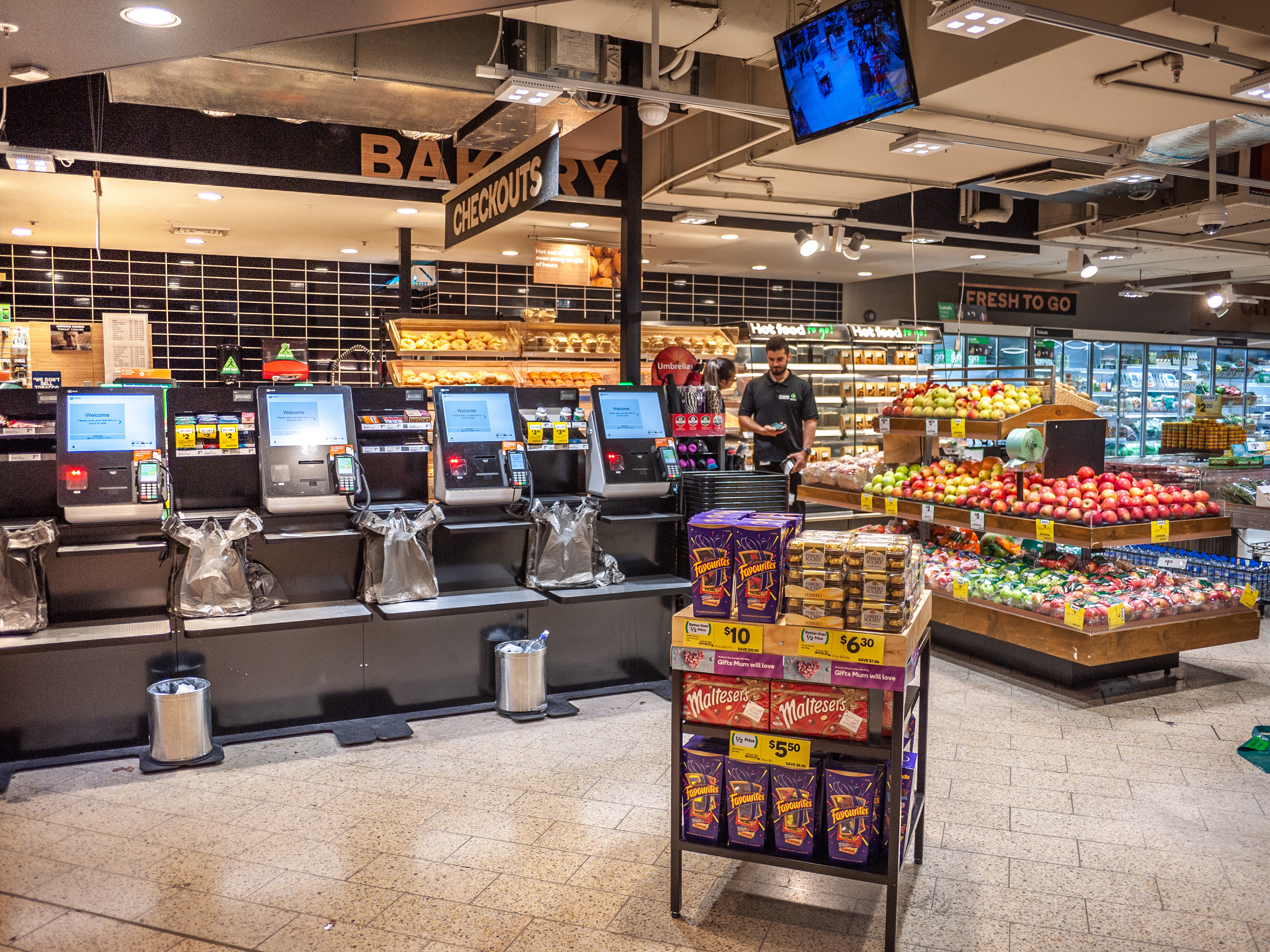 Primul magazin din România fără casieri și fără case de marcat. Vei putea plăti doar cu cardul