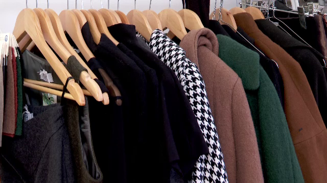Magazinele second-hand sunt la mare căutare. Hainele „preowned” au devenit la modă în 2024