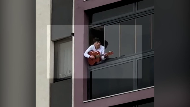 Cum a fost surprins bărbatul care s-a baricadat în apartamentul fostei iubite și amenință că se aruncă de la etajul 4