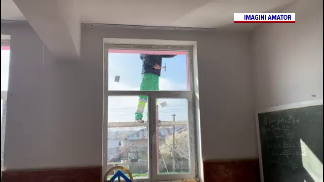 Zgomot asurzitor pentru 100 de elevi din Olt, din cauza renovărilor. „Faci ore sub un tavan deasupra căruia se toarnă ciment”