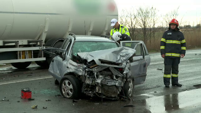 Pericol de explozie în Buzău. Două autoturisme s-au lovit de o cisternă încărcată cu combustibil, în fața unei benzinării