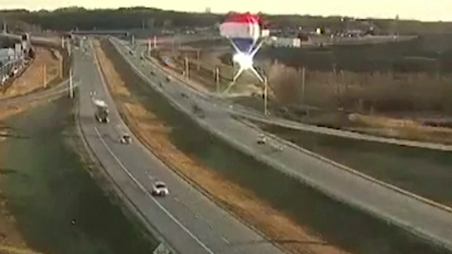 Momentul în care un balon cu aer cald lovește o linie de înaltă tensiune. Coșul în care se aflau trei oameni s-a prăbușit