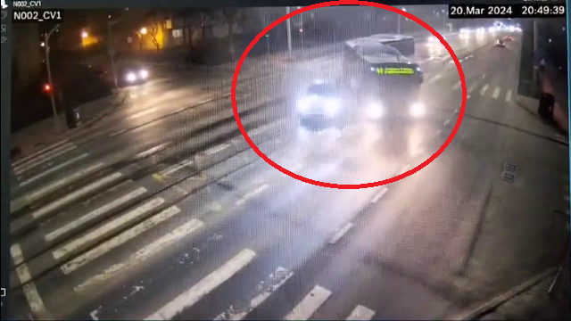 Momentul în care o mașină intră într-un autobuz cu pasageri, în Iași. Greșeala flagrantă care putea duce la o tragedie