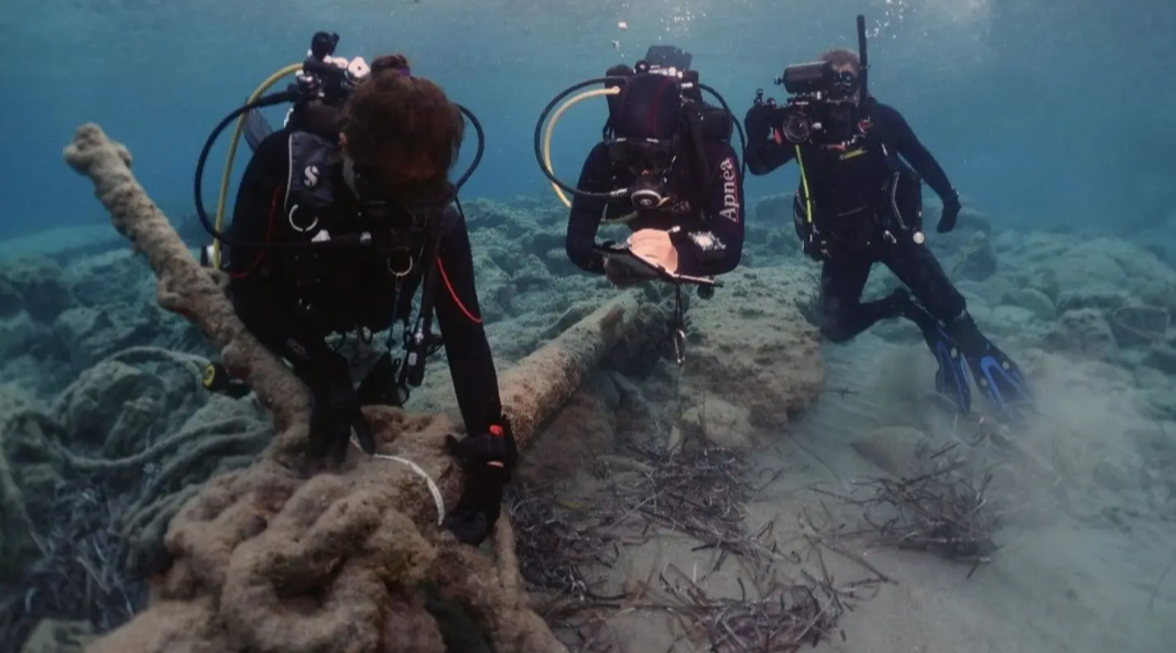 Mai mulți cercetători au făcut o descoperire neașteptată în timpul unei scufundări. Ce au găsit în adâncul apelor. FOTO