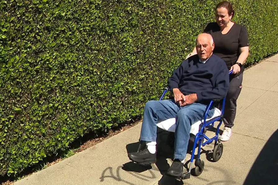 Gardul unui bătrân este mereu desenat cu graffiti, dar tot el riscă să fie pedepsit, la 102 ani. Situația absurdă a acestuia